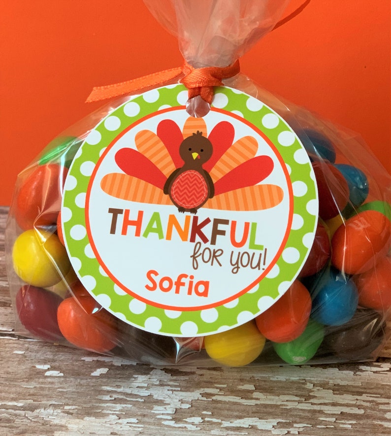 Op de afbeelding: Een groene en witte stippenronde tag met een Thanksgiving-kalkoenontwerp. De tag zegt "Thankful for you!" en heeft de naam "Sofia" eronder gedrukt.