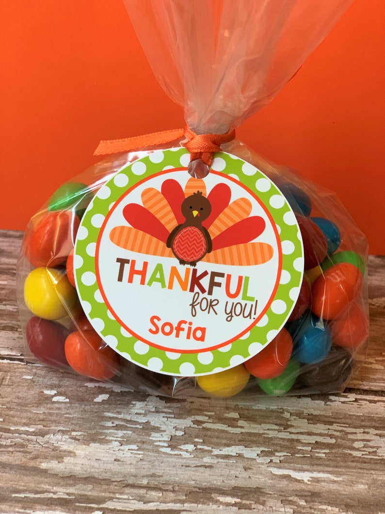 Op de afbeelding: Een groen, wit en oranje Thanksgiving-thema cadeau-etiket met een kalkoenillustratie. Het etikett zegt "Thankful for you!" en "Sofia".