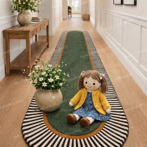 Puede incluir: Una alfombra verde con un borde a rayas blanco y negro y un acento dorado. Una muñeca con un vestido azul y una chaqueta amarilla está sentada en la alfombra. Un jarrón con flores blancas está cerca. La alfombra está en un pasillo.