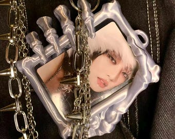 Portatarjetas fotográficas con forma de mano de esqueleto, portatarjetas de hueso gótico, marco de tarjetas fotográficas K-pop impreso en 3D, dije de identificación de estética alternativa, regalo con nombre personalizado grabado