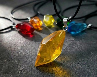 Collar de resina con piedra del infinito, colgante de cristal inspirado en Los Vengadores, collar con gema cósmica, joyería de ciencia ficción, regalo de piedra energética multicolor.