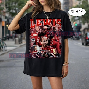 Peut inclure: T-shirt noir avec un motif rouge de Lewis Hamilton, comprenant des images de lui et d'une voiture de course, et le texte "LEWIS Hamilton". Le mot "BLACK" est dans un cercle blanc. Le design est d'inspiration vintage.