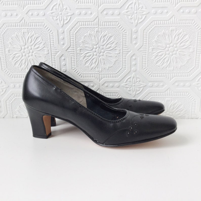 black pumps size 6