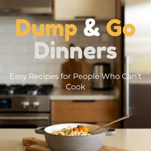 Puede incluir: Portada de libro de cocina con el título "Dump & Go Dinners" en texto amarillo y blanco. El subtítulo dice "Recetas fáciles para gente que no sabe cocinar". Un cuenco de comida con una cuchara descansa sobre una tabla de cortar de madera.