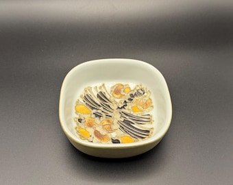 Plato cuadrado de fajance "Siena" de Royal Copenhagen, diseñado por Ellen Malmer en la década de 1970. 