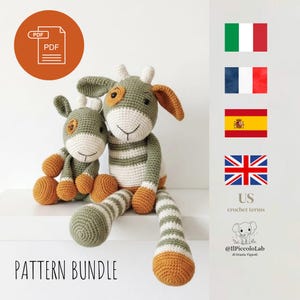 Può includere: Due peluche a forma di giraffa all'uncinetto in verde, bianco e arancione. La giraffa più grande ha lunghe gambe a righe. La giraffa più piccola è seduta accanto. Il testo "PATTERN BUNDLE" è in basso.