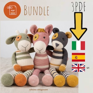 Puede incluir: Tres animales de peluche tejidos a ganchillo en un paquete, incluyendo una criatura verde, rosa y gris oscuro. Cada uno presenta extremidades a rayas, un torso de color sólido y un parche de contraste sobre un ojo. La imagen incluye el texto BUNDLE, 3PDF, schema amigurumi y una flecha amarilla que apunta a las banderas italiana, española y británica.