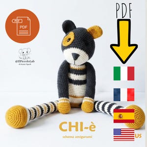 Può includere: Amigurumi di cane all'uncinetto fatto a mano in grigio scuro, bianco e giallo. Il cane ha lunghe zampe a strisce e una testa rotonda con una benda sull'occhio gialla. L'immagine include il testo "CHI-è schema amigurumi" e un'icona di download PDF.