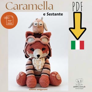 Könnte beinhalten: Ein gehäkelter Amigurumi-Fuchs mit Fliegerbrille und Mütze, auf dessen Kopf eine kleine Eule sitzt. Der Fuchs hat gestreiftes braun-beiges Fell, eine weiße Brust und rosafarbene Pfoten. Der Text lautet Caramella e Sestante, PDF und schema amigurumi.