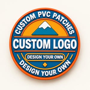 Może przedstawiać: Okrągła naszywka z PVC z pomarańczową obwódką, niebieskim środkiem i białą grafiką góry. Napis CUSTOM PVC PATCHES, CUSTOM LOGO oraz DESIGN YOUR OWN wykonany jest wypukłymi białymi literami na niebiesko-pomarańczowym tle.