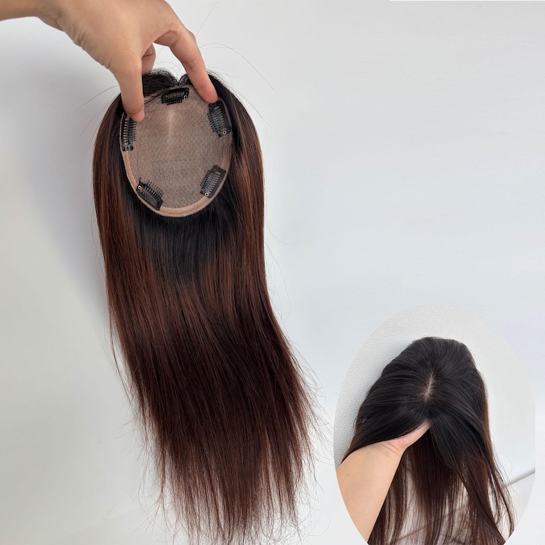 以下が含まれることがあります： 暗い根元とストレートの長い髪の毛が付いた茶色のヘアトッパー。トッパーは、取り付け用のクリップが付いたメッシュベースを備えています。髪の毛は、根元で濃い色合いに変わる、豊かで温かみのある茶色です。