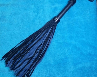 Handgefertigte sinnliche Wildleder Flogger, Mittelgewicht mit leichten Aufprall spielen 80+ Falls Charcoal Schwarz und Ozean-Blau