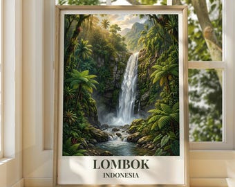 Könnte beinhalten: Ein gerahmter vertikaler Kunstdruck mit einer üppigen tropischen Dschungellandschaft und einem Wasserfall, der in einen felsigen Bach fließt. Am unteren Rand des Drucks steht der Text LOMBOK INDONESIA in einer fetten, dunklen Schrift.