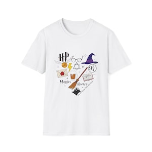 Puede incluir: Camiseta blanca con un gráfico colorido que presenta símbolos icónicos de una popular serie de fantasía. El diseño incluye un rayo, gafas, un sombrero seleccionador, una escoba y las palabras "Muggles" y "Always".