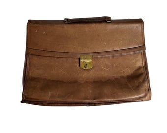 Maletín vintage Hartmann by Sharif de piel marrón con herrajes de latón y acabado envejecido.