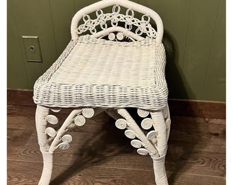 Sgabello vintage RARO bianco in vimini rattan con intricati intarsi a spirale, seduta da toeletta in stile cottagecore