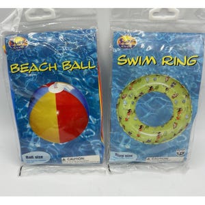 Può includere: Due confezioni in plastica trasparente contenenti giocattoli gonfiabili per piscina. La confezione a sinistra mostra un pallone da spiaggia multicolore con pannelli rossi, gialli e blu. La confezione a destra contiene un salvagente verde chiaro.