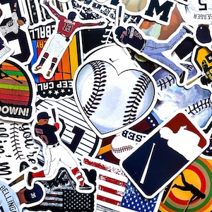 Puede incluir: Una colección de pegatinas con temática de béisbol que muestran a varios jugadores en poses de acción, una pelota de béisbol en forma de corazón, el logotipo de la MLB y motivos de la bandera estadounidense con colores vivos y detalles.
