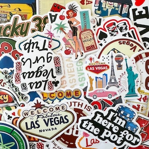 Może przedstawiać: Kolekcja kolorowych naklejek z motywem Las Vegas. Projekty obejmują żetony kasynowe, tancerki, Wieżę Eiffla, Statuę Wolności i tekst "Welcome to Las Vegas".