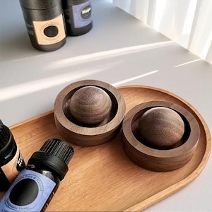 Drewniany dyfuzor olejków eterycznych do samochodu – kulisty dozownik naturalnych aromatów do domu, sypialni i wystroju samochodu