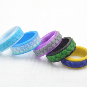 Anillo Fidget Spinner con patrón de panal.  Impreso en 3D, personalizable, texturizado para estimular