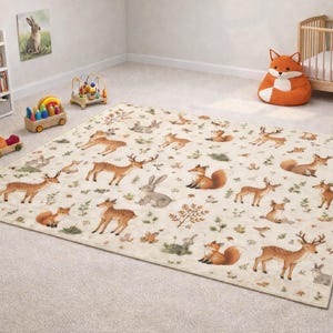 Könnte beinhalten: Ein rechteckiger Teppich mit einem Waldtiermuster. Der Teppich zeigt Hirsche, Füchse und Kaninchen in Braun- und Grautönen auf cremefarbenem Hintergrund. Der Raum umfasst auch ein Kinderbett, Spielzeug und einen fuchsfarbenen Sitzsack.
