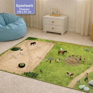 Può includere: Tappeto gioco rettangolare per bambini con una scena di fattoria, con un campo verde, un'arena di terra e personaggi giocattolo di cavalli, persone ed edifici agricoli. Il tappeto misura 152 x 91 cm.