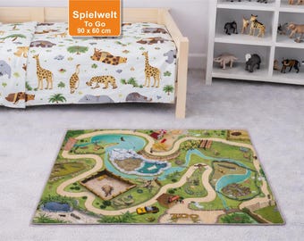 Tappetino da gioco Zoo 90 x 60 cm – un mondo di gioco compatto per casa e in viaggio, adatto anche a stanze piccole, ideale per i viaggi e per qualsiasi valigia.