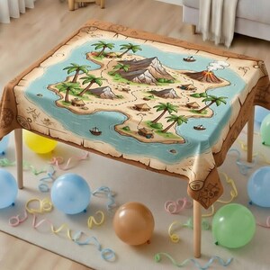 Puede incluir: Una mesa cuadrada cubierta con un mantel de mapa pirata. El mapa presenta una isla con palmeras, montañas y barcos. Globos en azul, amarillo y verde rodean la mesa, junto con serpentinas de colores. La mesa tiene patas de madera.
