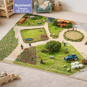 Puede incluir: Una colorida alfombra de juego de granja con un diseño detallado. La alfombra presenta una escena de granja con campos, animales, un tractor y figuras en miniatura. La alfombra mide 152 x 91 cm.