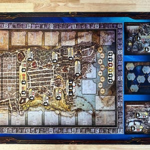 Peut inclure: Tapis de jeu rectangulaire avec une carte détaillée d'une ville, idéal pour les jeux de société. Le tapis a une bordure bleue avec des éléments décoratifs et des zones désignées pour les cartes et les pièces de jeu. Le texte "Dungeons & Dragons" est visible.