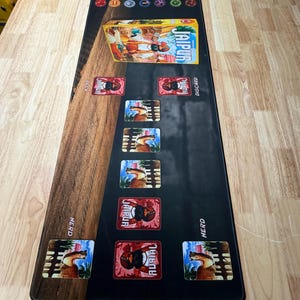 Tapete de juego individual personalizado de neopreno de 3 mm con borde cosido blanco. Ponle nombre a tu juego de mesa y personalízalo a tu gusto. imagen 5
