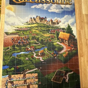 Tapete de juego individual personalizado de neopreno de 3 mm con borde cosido blanco. Ponle nombre a tu juego de mesa y personalízalo a tu gusto. imagen 3