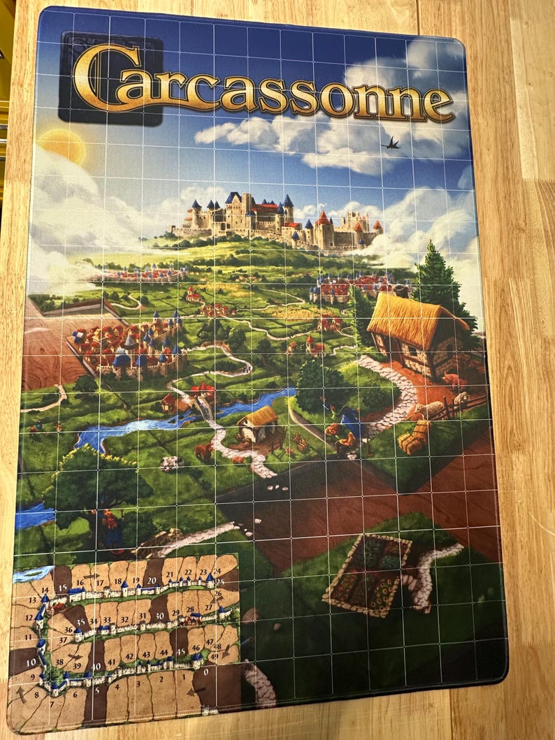 Tapete de juego individual personalizado de neopreno de 3 mm con borde cosido blanco. Ponle nombre a tu juego de mesa y personalízalo a tu gusto. imagen 3