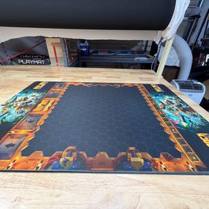 Tapete de juego individual personalizado de neopreno de 3 mm con borde cosido blanco. Ponle nombre a tu juego de mesa y personalízalo a tu gusto. imagen 4