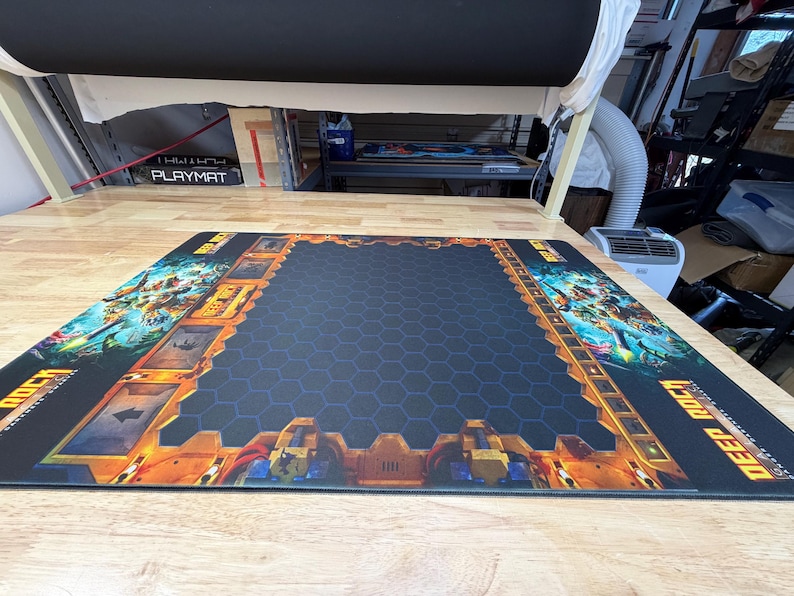 Tapete de juego individual personalizado de neopreno de 3 mm con borde cosido blanco. Ponle nombre a tu juego de mesa y personalízalo a tu gusto. imagen 4