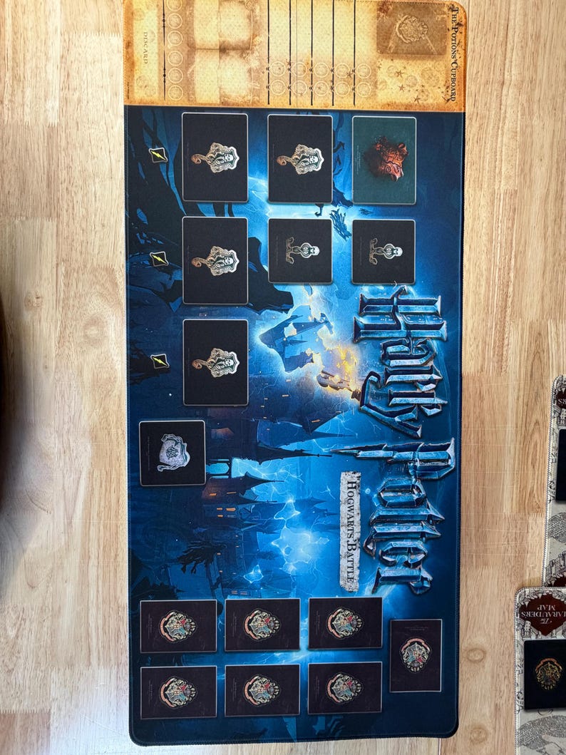 Tapete de juego individual personalizado de neopreno de 3 mm con borde cosido blanco. Ponle nombre a tu juego de mesa y personalízalo a tu gusto. imagen 10