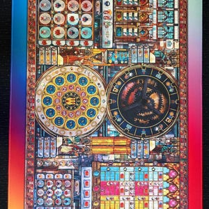 Op de afbeelding: Een rechthoekig spelbord met een kleurrijk glas-in-loodontwerp. Het bord heeft twee grote klokgezichten, een met Romeinse cijfers en de andere met tandwielen. De randen zijn versierd met decoratieve elementen.