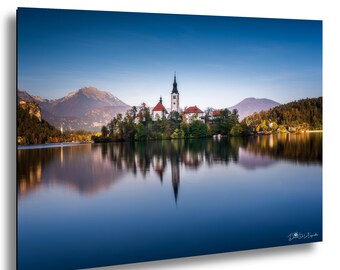 Fotografía de la iglesia de la isla del lago Bled, lámina de paisaje de Eslovenia, arte mural de lago de montaña, fotografía de viajes por Europa, decoración del hogar con reflejos de la naturaleza