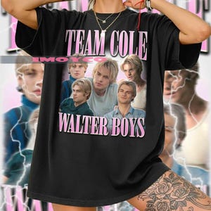 以下が含まれることがあります： ピンク色の「TEAM COLE WALTER BOYS」の文字が入った黒いTシャツ。若い男性の画像コラージュが特徴です。背景はピンクと白のデザインです。