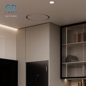 Puede incluir: Diseño de interiores con una cocina moderna con gabinetes de color claro y un refrigerador negro. Un mueble de exhibición con frente de vidrio con líneas verticales está a la derecha. El techo tiene una luminaria circular empotrada. El logotipo "GD CRAFT by K. David" está en la parte superior izquierda.