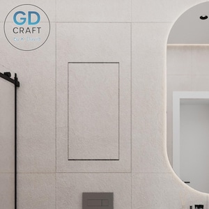 Könnte beinhalten: Modernes Badezimmerinterieur mit einer rechteckigen, eingelassenen Platte an einer strukturierten, hellfarbigen Wand. Die Platte ist schwarz umrandet. Ein kreisförmiges Logo mit dem Text "GD Craft by K. David" befindet sich in der oberen linken Ecke. Rechts befindet sich ein großer, ovaler Spiegel.