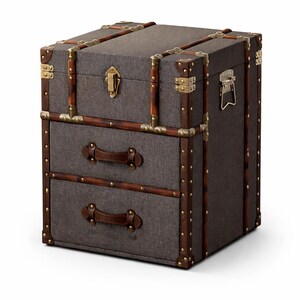 K&ouml;nnte beinhalten: Graue Truhe mit zwei Schubladen, braunen Ledergriffen und messingfarbener Hardware. Die Truhe hat eine rechteckige Form und ist mit dunkelbraunem Holz und Messingnieten verziert. Der obere Teil hat einen Klappdeckel mit Messingverschluss.