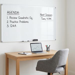 Puede incluir: Una pizarra con la agenda de una sesión: Revisar la ecuación cuadrática, problemas de práctica y preguntas y respuestas. Una computadora portátil, un cuaderno, bolígrafos y una silla gris están sobre un escritorio de madera. La próxima sesión está programada para el martes a las 4 PM.