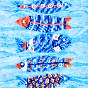 Peut inclure: Cinq poissons perlés aux tons de bleu, orange et blanc sont disposés sur un fond bleu clair texturé. Chaque poisson présente un motif unique, avec des détails tels que des rayures, des points et des accents floraux. Les poissons sont stylisés et décoratifs.