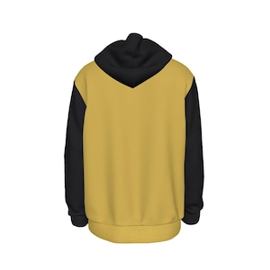 K&ouml;nnte beinhalten: Ein Kapuzenpullover mit schwarzer Kapuze und &Auml;rmeln sowie einem goldfarbenen K&ouml;rper. Die R&uuml;ckansicht des Sweatshirts ist abgebildet, mit hochgezogener Kapuze. Der untere Saum und die Manschetten sind gerippt.
