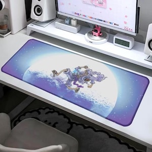 Puede incluir: Alfombrilla de escritorio rectangular con una vibrante ilustración de un personaje de la serie de anime One Piece. El diseño presenta al personaje sobre un fondo de una gran luna luminosa, con un degradado de tonos azules y morados. La alfombrilla tiene un borde morado.