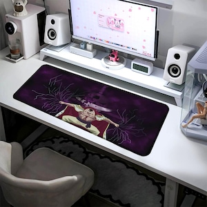 Peut inclure: Tapis de bureau rectangulaire violet avec un personnage aux cheveux blancs, une cape rouge et des éclairs. Le tapis est sur un bureau blanc avec un écran d'ordinateur, des haut-parleurs et d'autres accessoires.