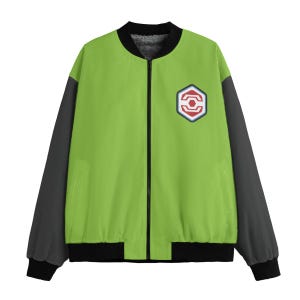 Puede incluir: Chaqueta bomber verde con mangas grises y cuello, puños y dobladillo negros. La chaqueta tiene una cremallera completa y un emblema rojo, blanco y azul en el pecho. Prenda de abrigo informal y ligera.