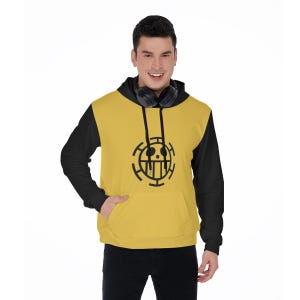 K&ouml;nnte beinhalten: Gelb-schwarzer Kapuzenpullover mit einem schwarzen Grafikdesign auf der Vorderseite. Der Hoodie hat eine K&auml;ngurutasche und schwarze &Auml;rmel. Das Design ist ein schwarzes Emblem mit Totenkopf.